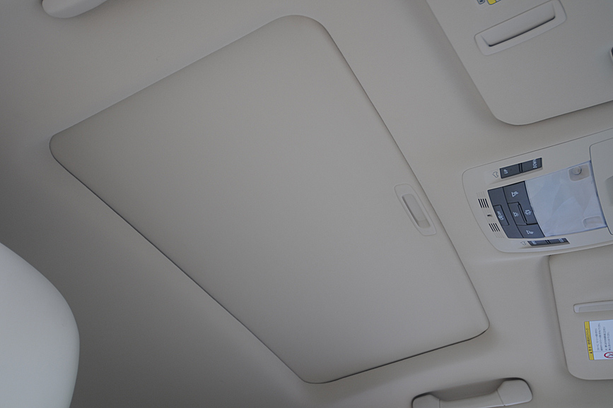 ムーンルーフのサンシェードは手動