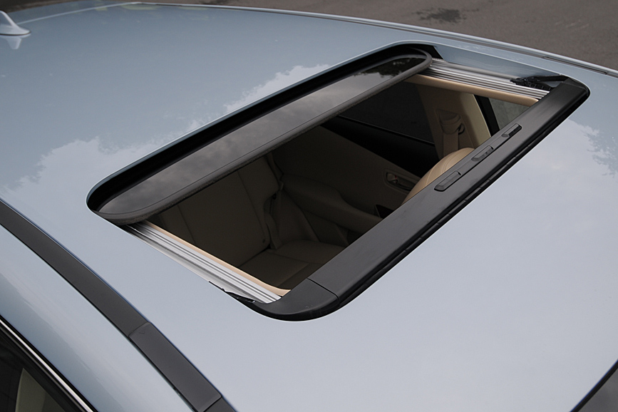 ムーンルーフはチルト＆スライドの両機構を備える