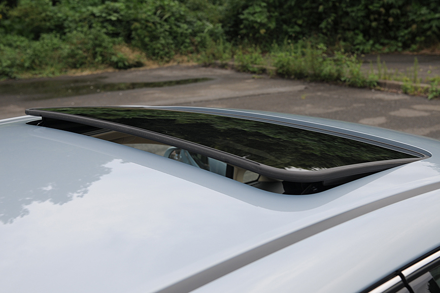 ムーンルーフはチルト＆スライドの両機構を備える