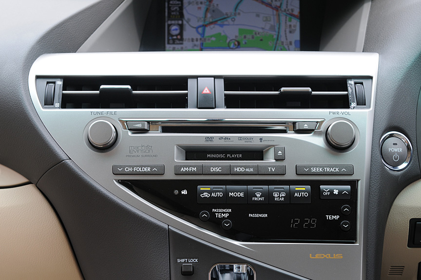 センターパネルに設けられたオーディオ＆エアコン操作部。取材車には15スピーカーを備えた“マークレビンソン”プレミアムサラウンドサウンドシステムが搭載されていた