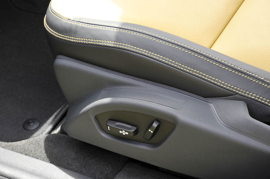 フロントシートは電動。運転席のみポジションメモリーが付く