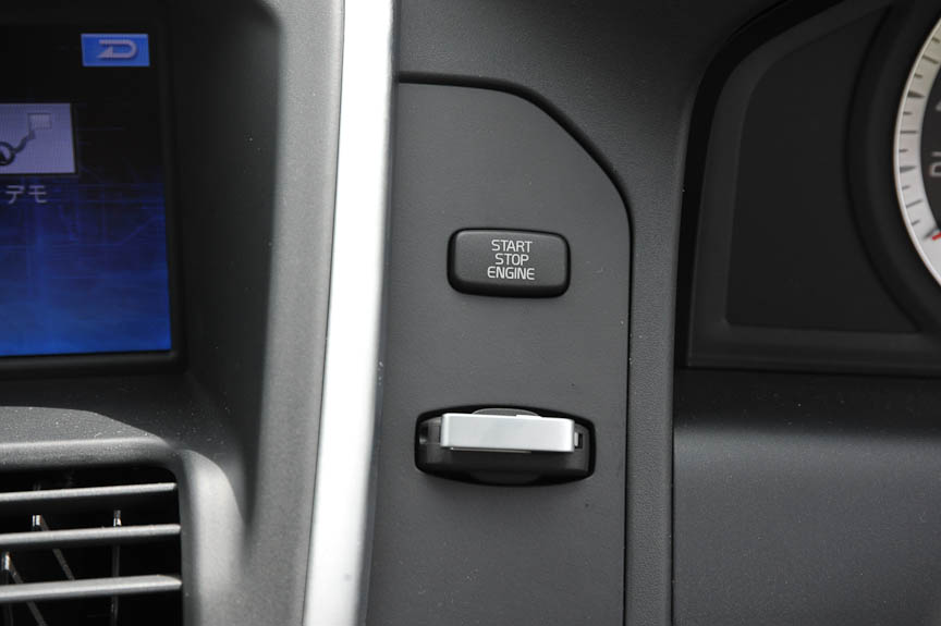 エンジンの始動/停止はスイッチ。その下にリモコンキーを納めるスロットがある