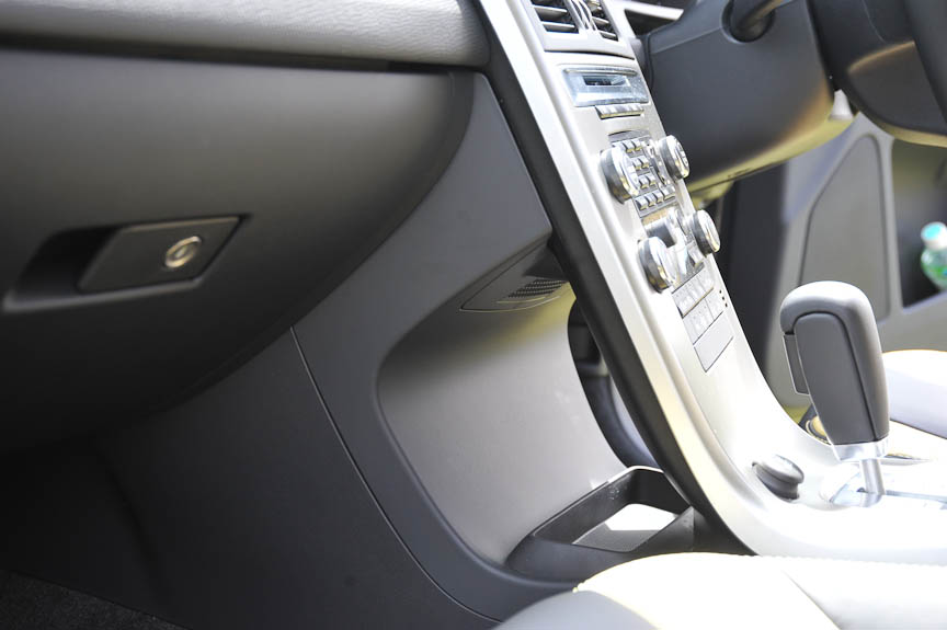 ボルボが「フリーフローティング・センタースタック」と呼ぶセンターコンソールがXC60にも装備される。裏側には物が置ける