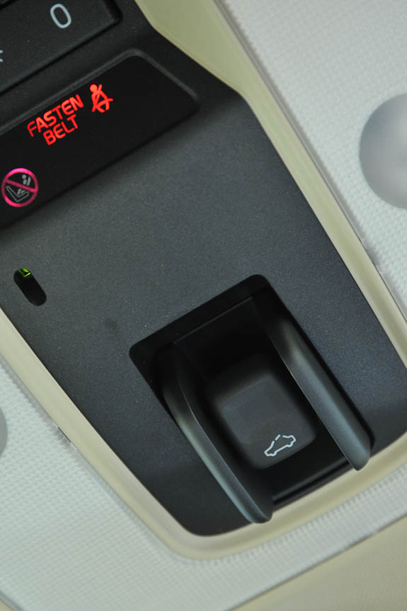 ルーフコンソール前部に電動パノラマ・ガラスサンルーフ（右）のスイッチがある