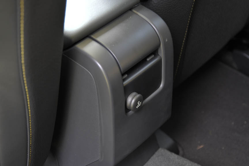 センターコンソール後端に12V電源がある