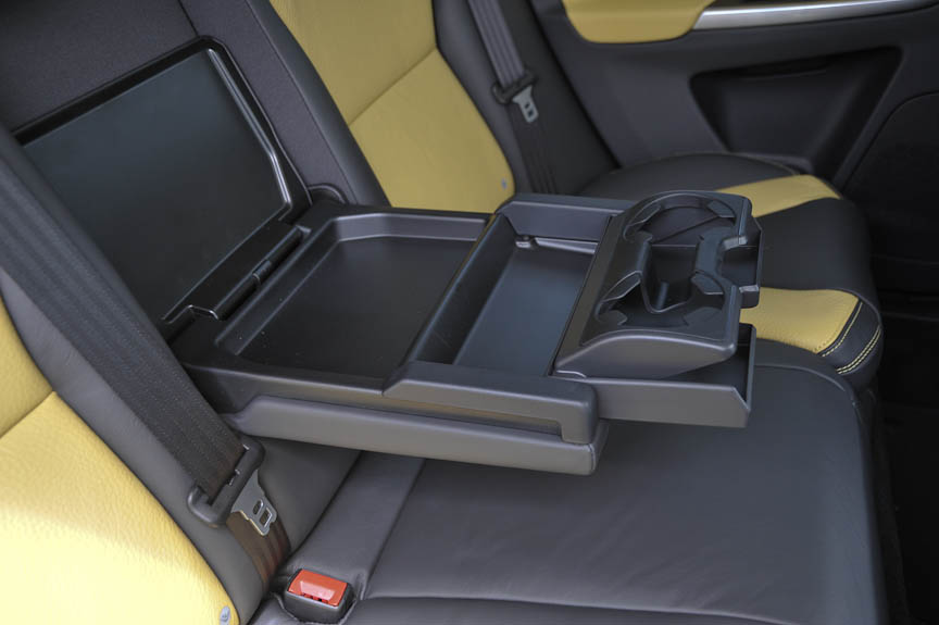 リアアームレスト。カップホルダーを内蔵しているほか、トレイや小物入れとして使える