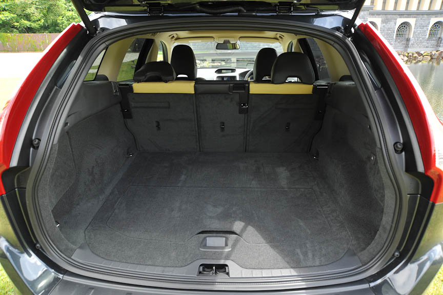 シートアレンジ。4:2:4の分割可倒式で、トノカバーが付く