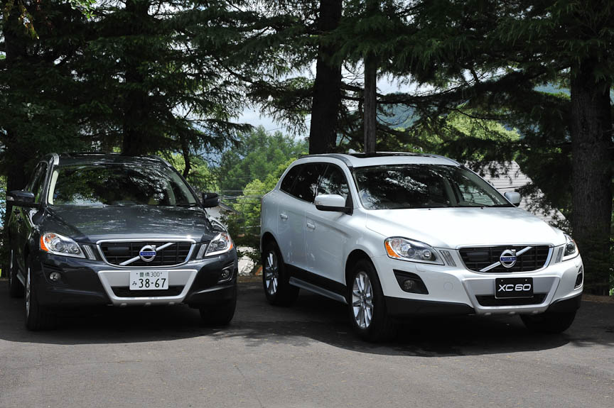 右の車体色はアイスホワイト。内装はサンドストーンベージュ、シートはソフトベージュ/エスプレッソブラウン