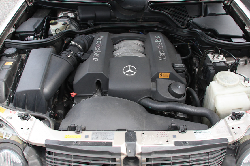 E320のエンジンルーム。縦置きエンジンで欧州車のため、一般的な国産FF車とは見た目がだいぶ異なる