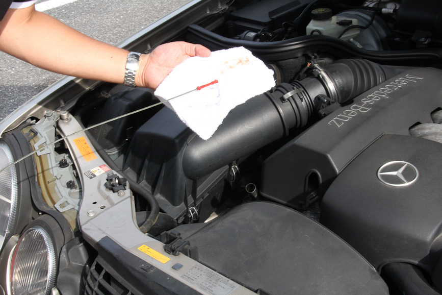 オイルの量や汚れをチェック。長距離を走る前に交換しておけば燃費もよくなってお得かもしれない