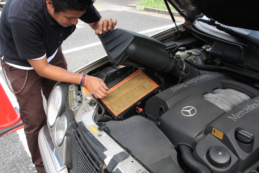 エアフィルターもチェック。車種にもよるが、エアフィルターは比較的簡単に交換できるようになっているので、汚れがひどいようなら交換しておきたい。汚れを確認するときは、吸気の上流側を見ること