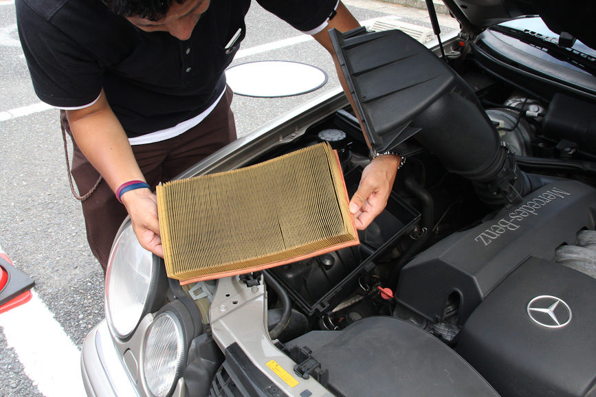 エアフィルターもチェック。車種にもよるが、エアフィルターは比較的簡単に交換できるようになっているので、汚れがひどいようなら交換しておきたい。汚れを確認するときは、吸気の上流側を見ること