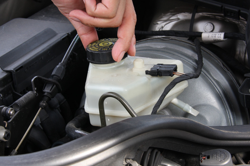 ブレーキフルードの液量をチェック。液量が減っている場合は、補充するのではなく、ブレーキパッドが減っていないかを確認する。パッドが減れば液面が下がるのでパッド残量の目安になるのだ