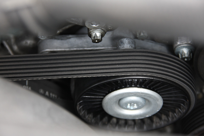 エアコンベルトやオルタネーターベルトも目視で確認。ベルトの山が欠けていたりヒビが入っているようなら要交換