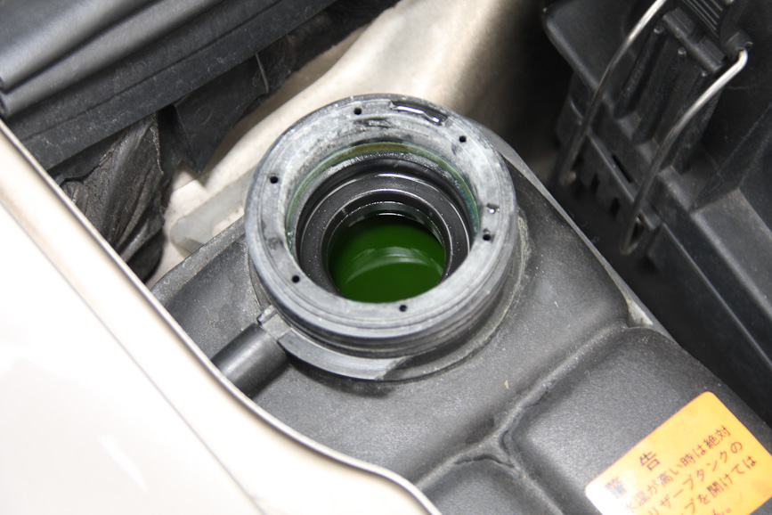 リザーバータンクの水量をチェック。ラジエターキャップがラジエターに付いている場合はそちらの水量もチェックしよう