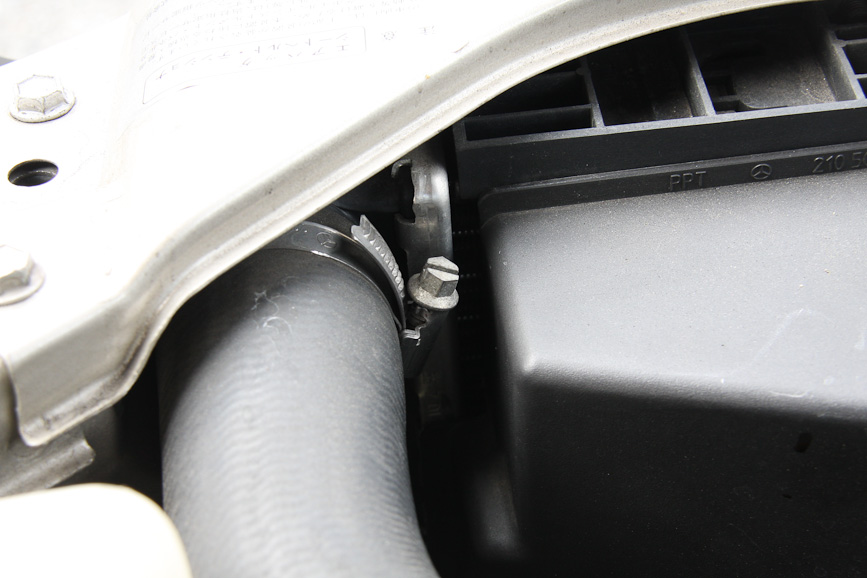 冷却水の漏れがないかもチェック。特に上側のラジエターホースの付け根や、ラジエタータンクとコアのカシメ部分から漏れることがあるので、漏れた形跡がないか目視で確認。また、冷却水は甘いにおいがするので、においも判断材料になる