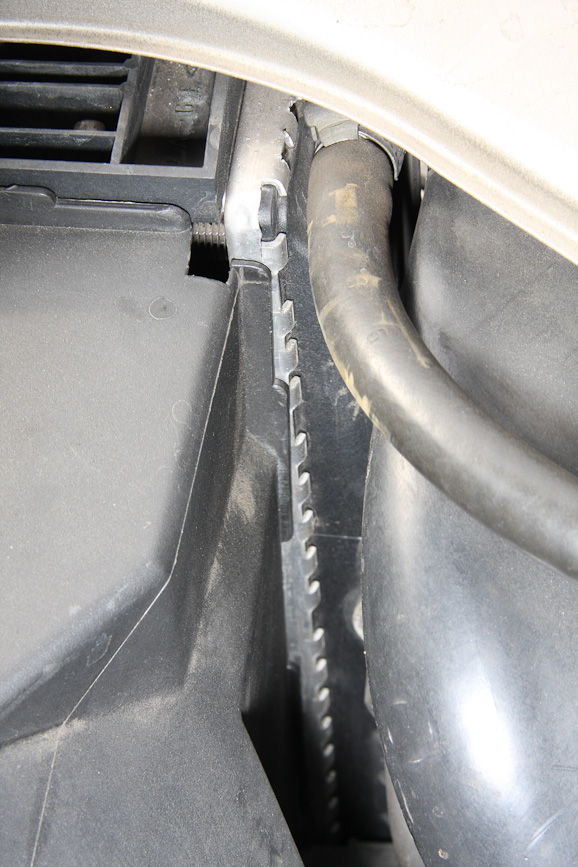 冷却水の漏れがないかもチェック。特に上側のラジエターホースの付け根や、ラジエタータンクとコアのカシメ部分から漏れることがあるので、漏れた形跡がないか目視で確認。また、冷却水は甘いにおいがするので、においも判断材料になる