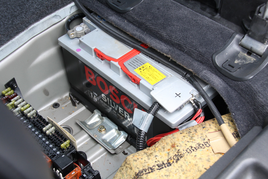 E320はバッテリーが室内にあったが、バッテリーの液量もチェックしたい。ただし最近は液が減りにくく、補充ができないメンテナンスフリーのバッテリーが使われていることも多い。E320もそうだった