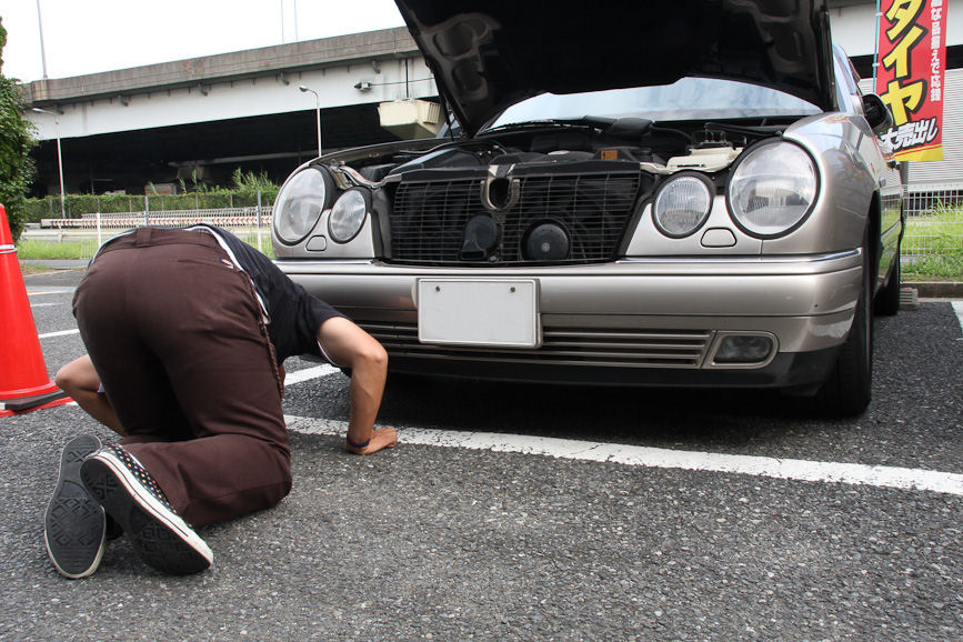 オイル漏れがないか、下まわりを確認。分かりにくい場合はしばらく段ボールを車の下に敷いておいて、オイル染みの有無を見れば、オイル漏れを発見することができる