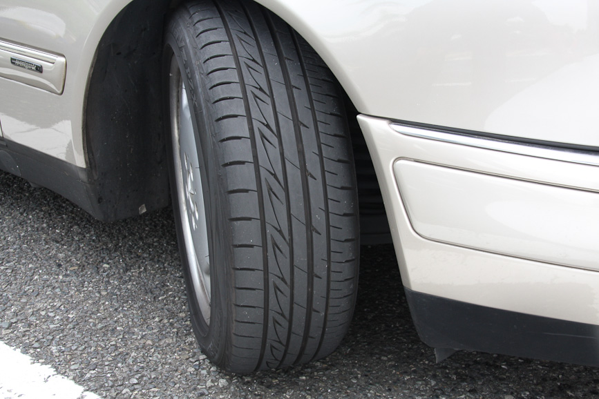 トレッドはステアリングを切って内側までキチンと確認しよう