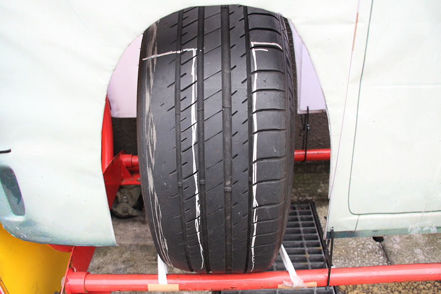 外側（写真右）はしっかり溝が残っているのに、内側（写真左）はゴムが完全になくなり内部のベルトが見えてしまっている