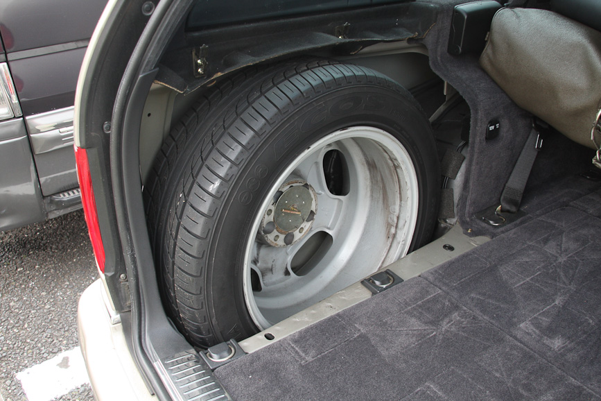 スペアタイヤの場所を確認。E320の場合、テンパータイヤではなく通常サイズのタイヤが付いていた