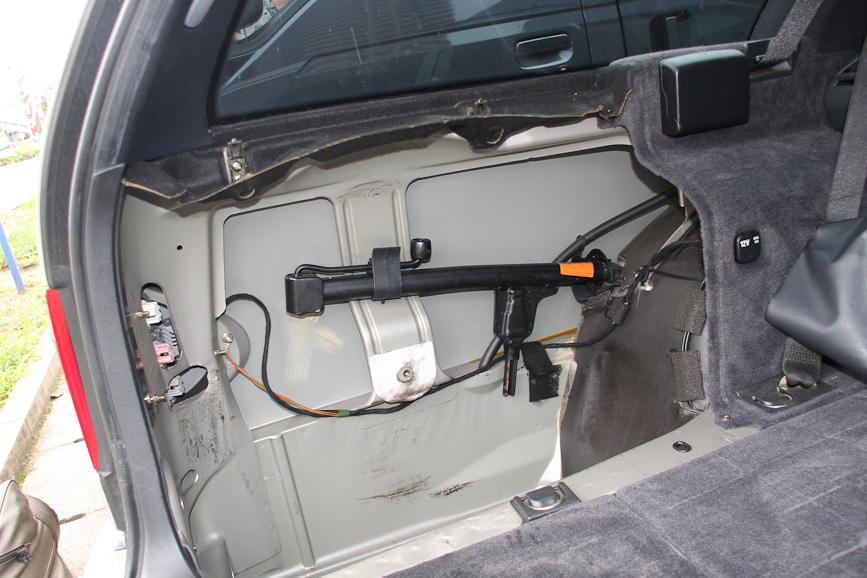 スペアタイヤの裏にジャッキが格納されていた。E320の場合、一般的なパンタグラフ式ジャッキではなかった