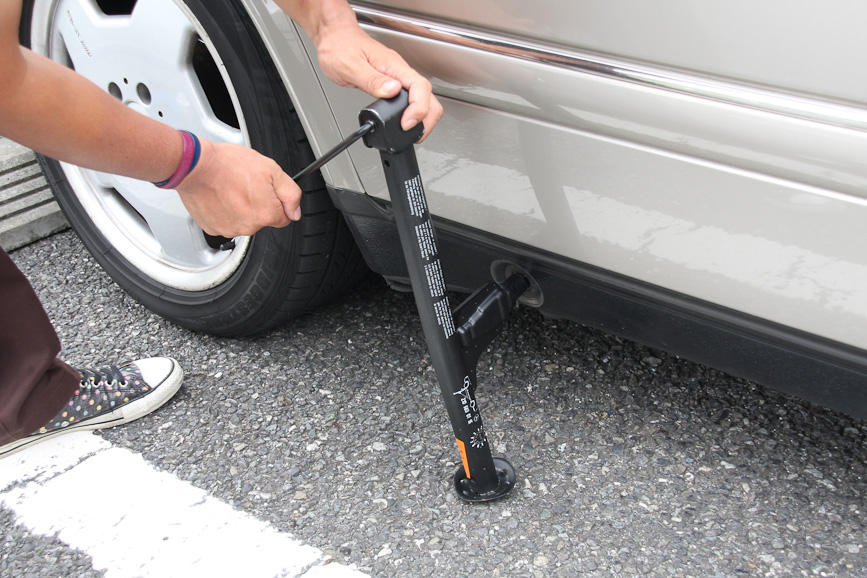 E320のジャッキはサイドシルの穴に差し込んで使う。使った経験のない人は、一度練習しておくとよいだろう