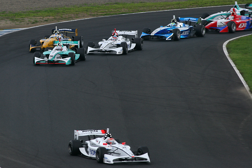 3コーナーでデュバル選手（31号車）がインに飛び込み石浦選手（8号車）とサイドバイサイドとなる