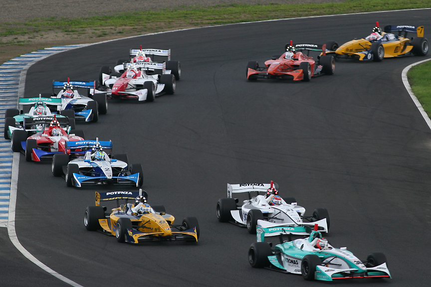 そのまま4コーナーまで併走、5コーナーでデュバル選手が3位となる。塚越選手（10号車）はここでは6位