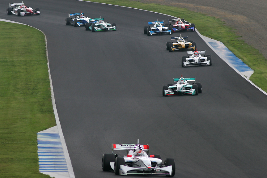 逃げる小暮選手（32号車）。後方130Rで5位争いをするトレルイエ選手（2号車）と塚越選手