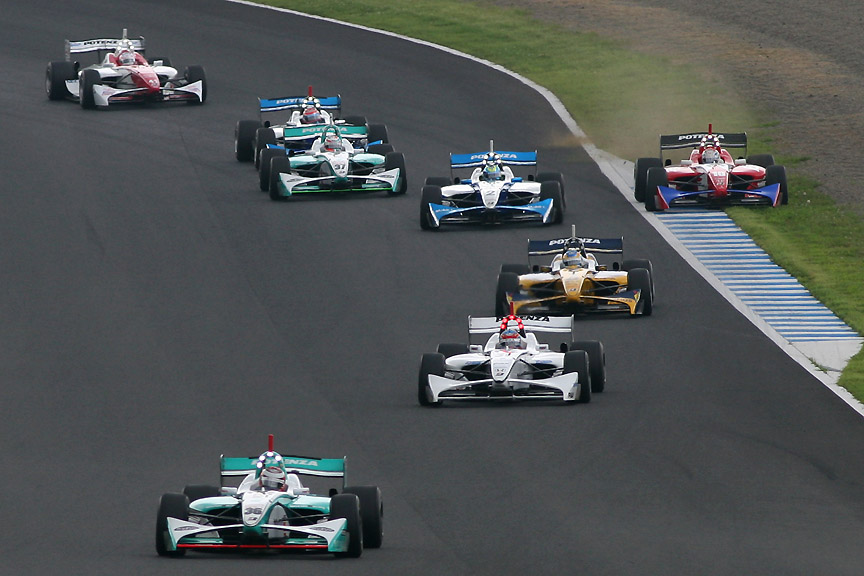 塚越選手はダートへ押し出されるが、なんとか立て直しコースへ戻る