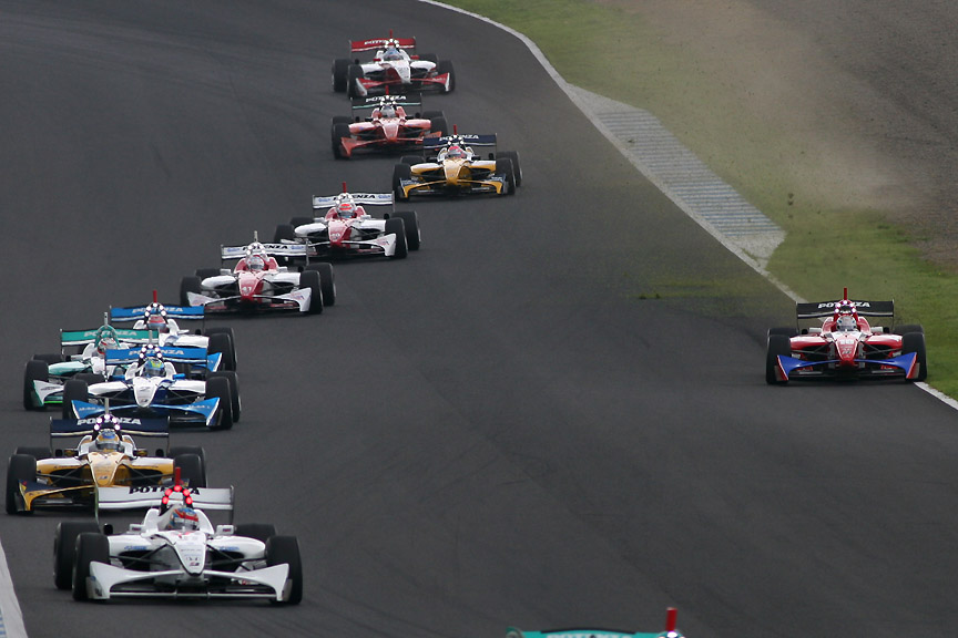 塚越選手はダートへ押し出されるが、なんとか立て直しコースへ戻る