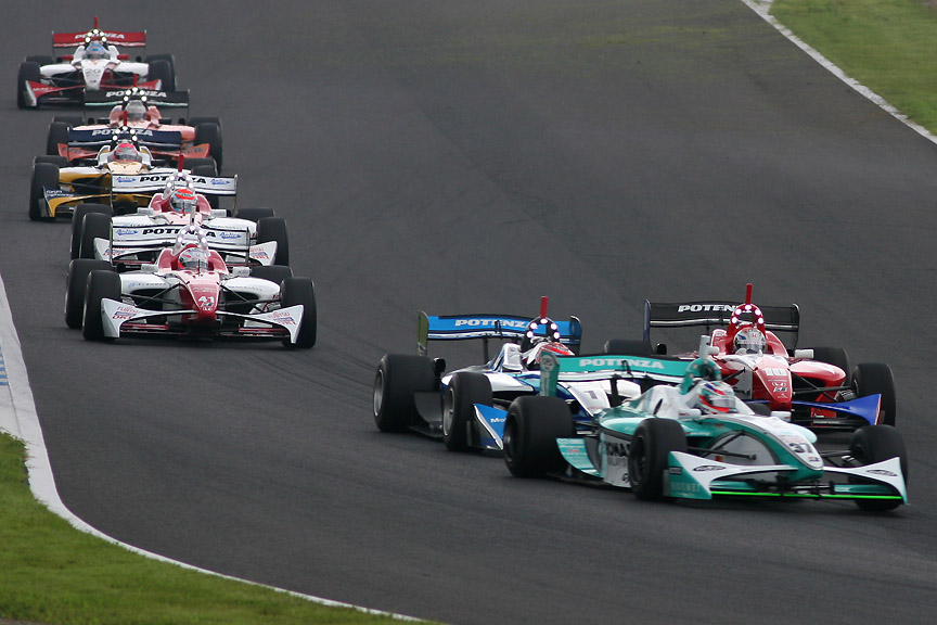 塚越選手は大嶋選手（37号車）、松田選手（1号車）に抜かれ8位へ