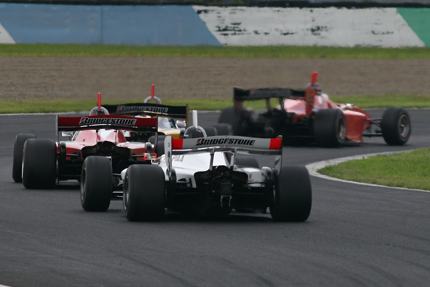 立川選手（48号車）、国本選手（7号車）、平手選手（20号車）に続き最後尾を走る小暮選手