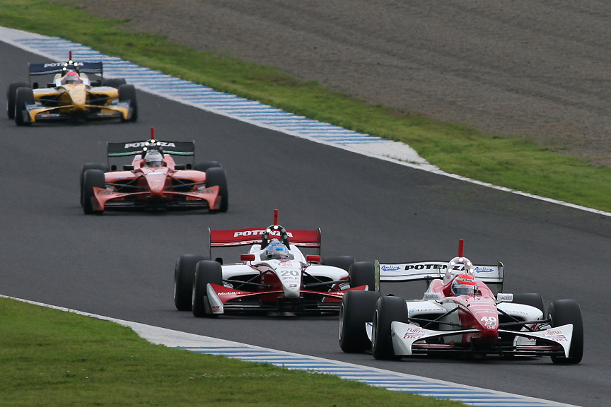 後方の立川選手、国本選手を抜きライアン選手に迫る平手選手（写真2番目）