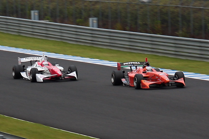 130Rからバトルを続け、ダウンヒルストレートで伊沢選手を抜いた立川選手。OTSのLEDが消灯しているように見えるが、これは点滅していたため