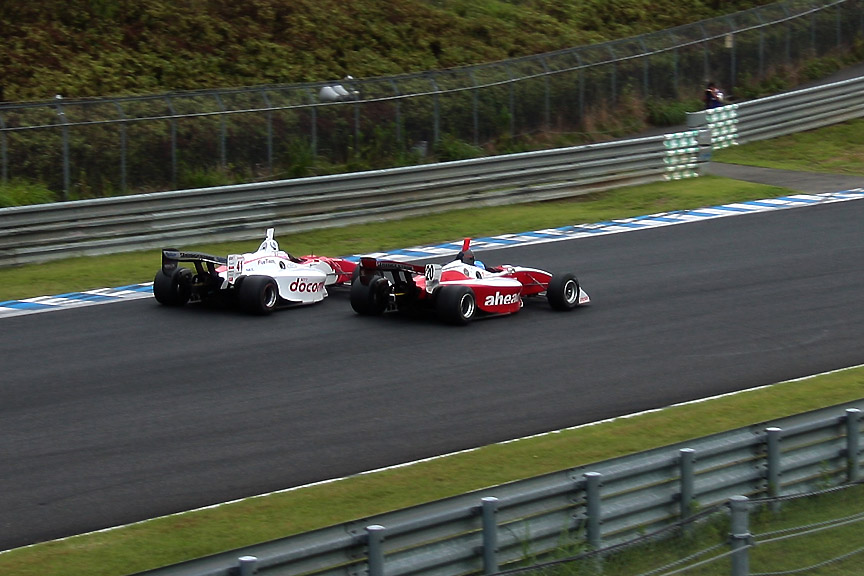次の周、平手選手が伊沢選手を90度コーナーでパス