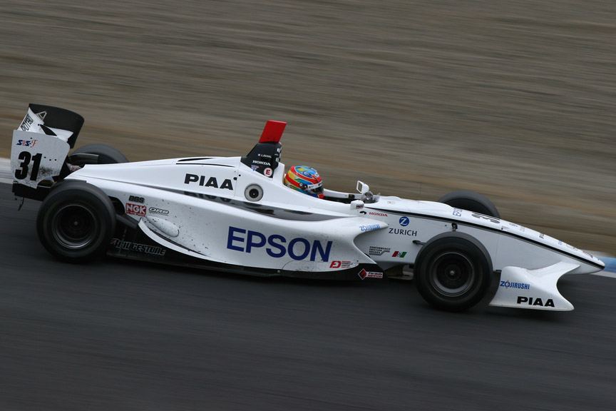 2位に入ったデュバル選手。OTSのLEDが赤いのはポイントリーダーの証。今回からサイドポンツーンのロゴが「PIAA」から「EPSON」に変更された