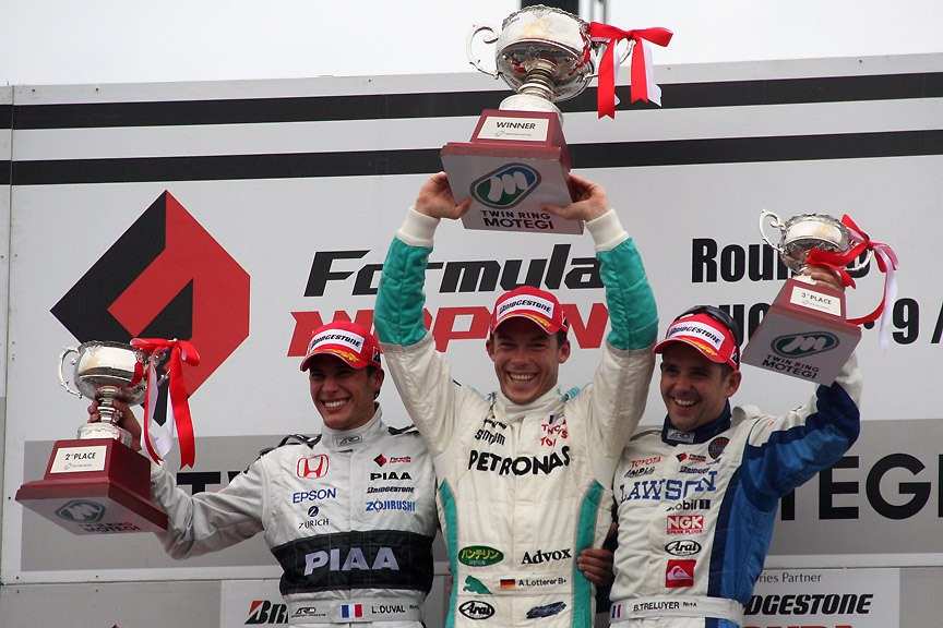 表彰台で笑顔を見せる3選手。左から2位のデュバル選手、優勝したロッテラー選手、3位のトレルイエ選手