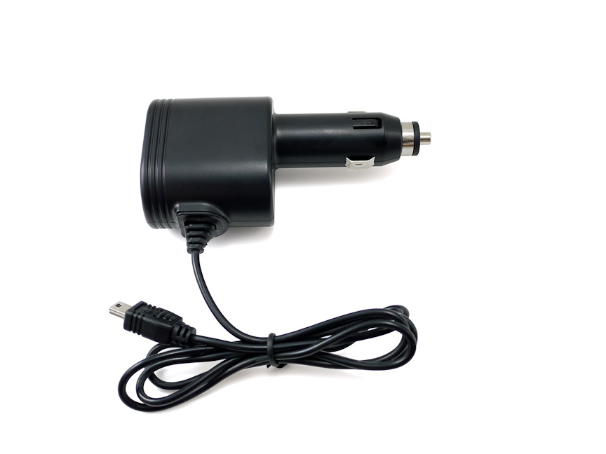 シガープラグ式充電アダプター。増設シガーソケットとUSBポートを持つ