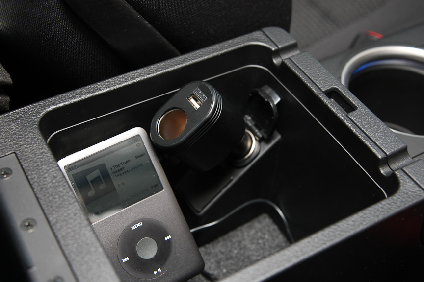 シガープラグ式充電アダプターは比較的コンパクトなサイズ。シガーソケットがコンソール内にある車種にも取り付けることは可能だろう。写真は、スバル「レガシィ アウトバック（CBA-BPH）」への取付例