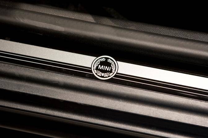 JUBILEE LINEにはストライプと月桂冠マーク、サイドスカットルなどが含まれる