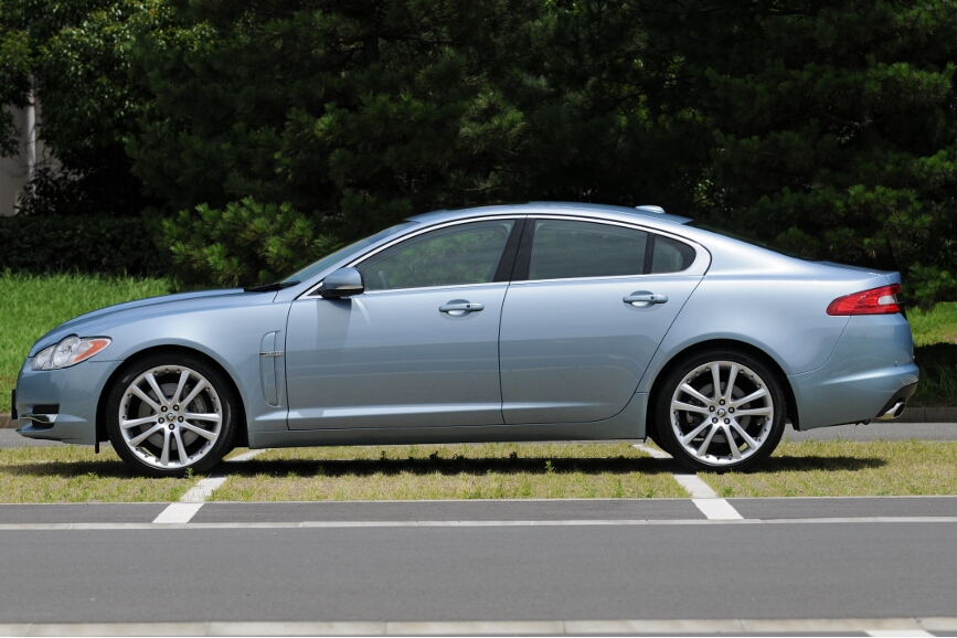 クーペ風のスタイルを持つ4ドアセダン。真横から見ると全長4970mmの長さを感じる。撮影車のカラーはメタリックのフロストブルー