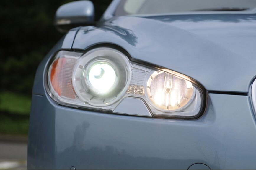 ライトは外側がキセノンでハイとロービーム。内側がフォグライトとなる。