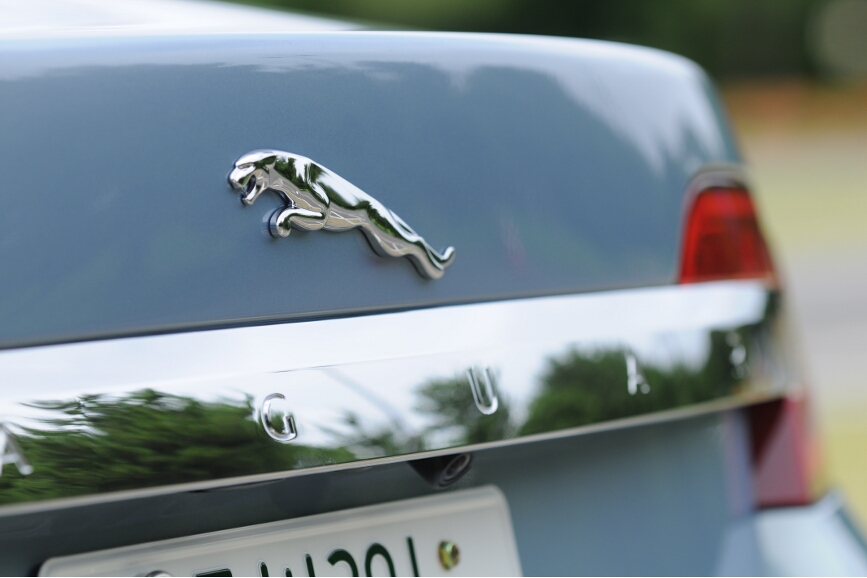 ジャガーといえばリーピングキャットのマークだが、車体にはリア中央のみ配置される