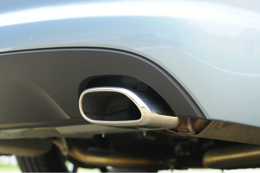 マフラーはボディーラインにあわせて斜めにカットしてある