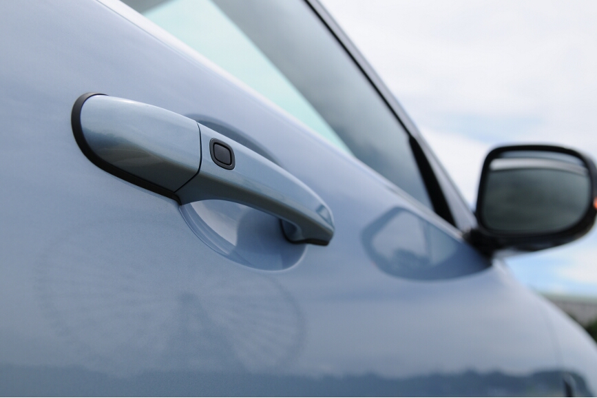 ドアハンドルはボディ同色。引いて開ける