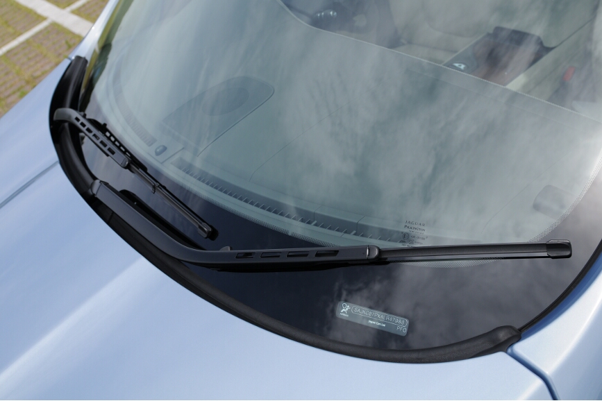 ワイパーはフラットタイプ