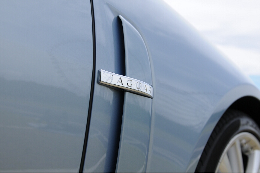 サイドにはスリットがある